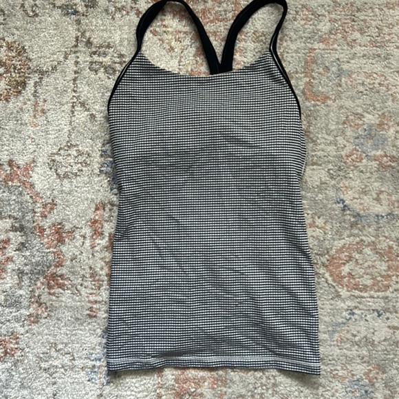Lululemon workout top - Picture 1 of 2